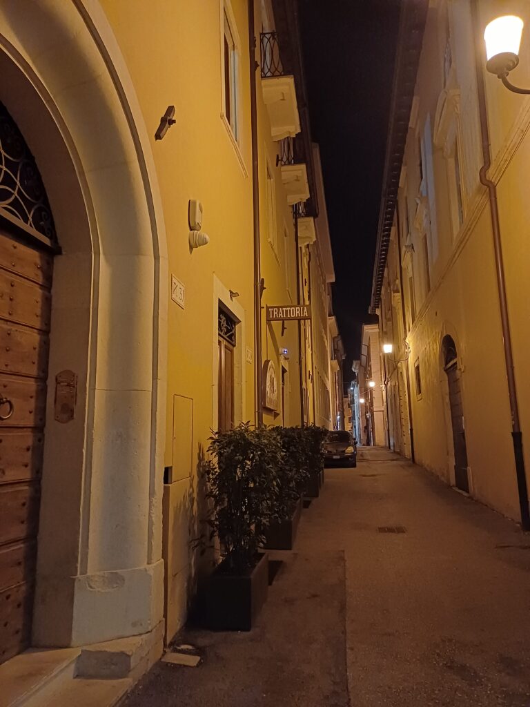 Illuminato vicolo nel centro storico dell'Aquila 2026 Foto: scs/Schaller